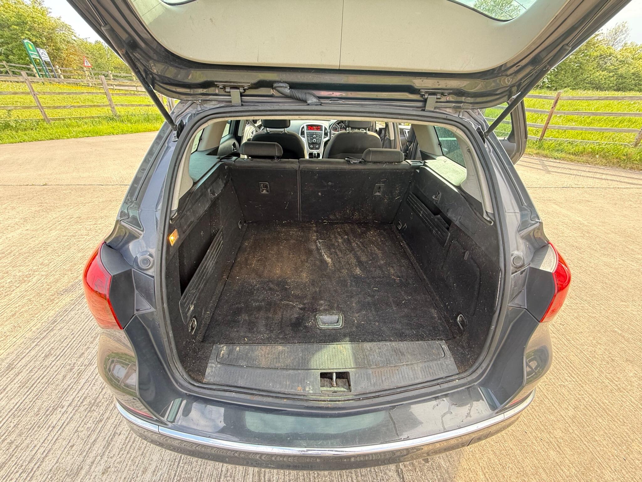 Vauxhall Astra 1.7 CDTi ecoFLEX SRi Sports Tourer Euro 5 5dr — photo 80 of 86